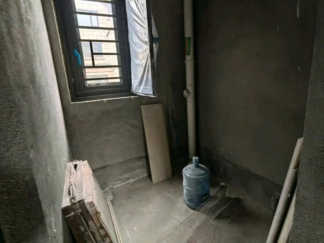 御江湾双拼。东边户四开间，三层别墅，南北大院，楼上带露台，实面300多平