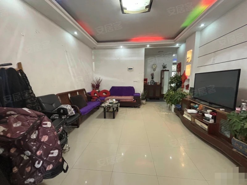 武商附近，青青家园，精装三房，一楼可养花草，价格便宜，拎包入住