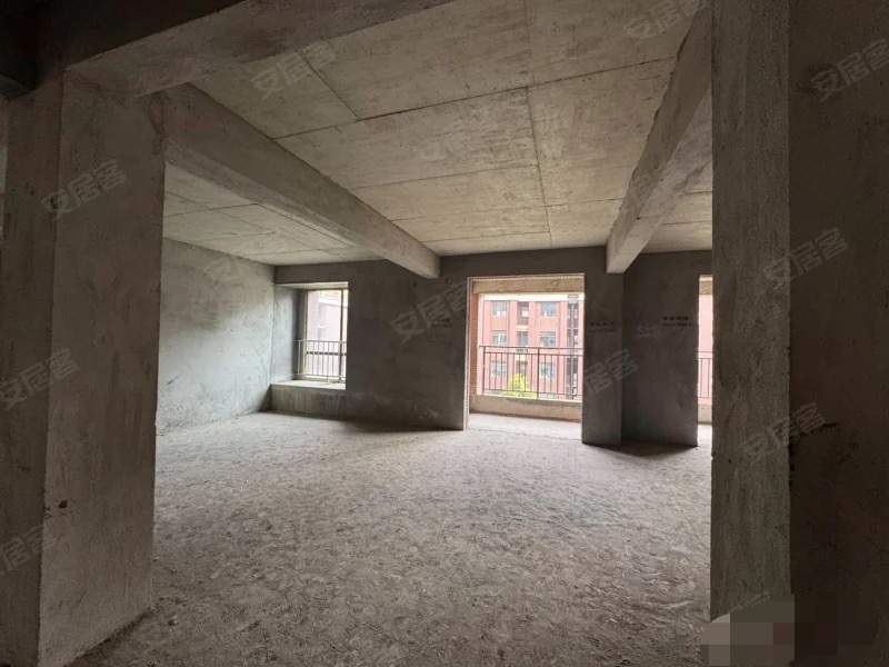 城南，新城一号五期，电梯洋房。中间楼层，四房二卫，全天采光，电梯入户，南北通透