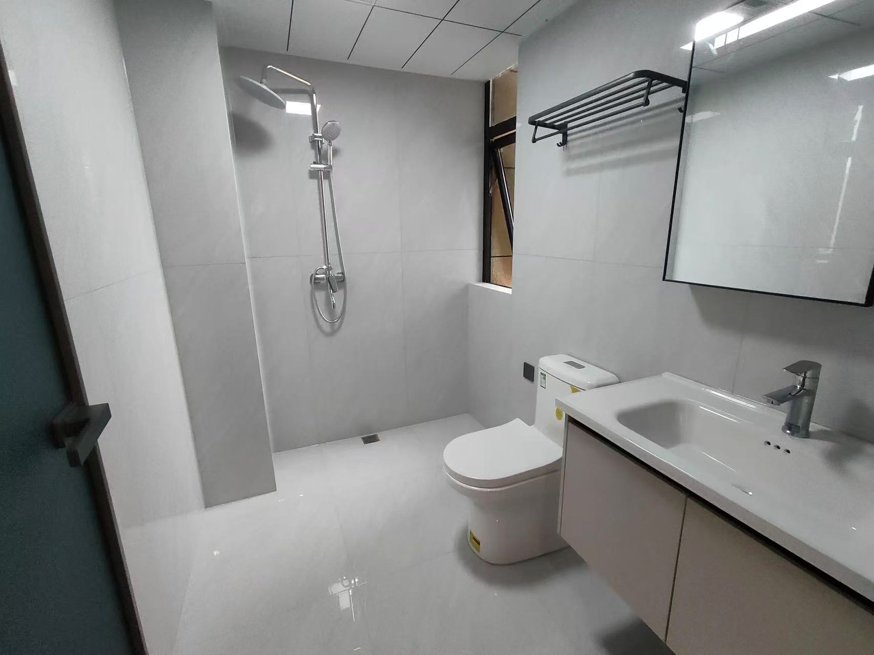 降‬价了，城南御湖世家，带‬车位，‮精装新全‬三‮两房‬卫，一‬口价71万