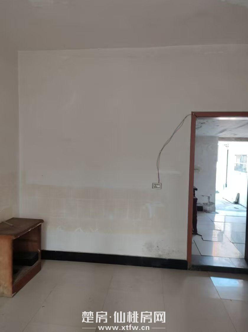 大洪小区大洪路西一巷仙桃中学三层私房出租出售，一楼可以做门面