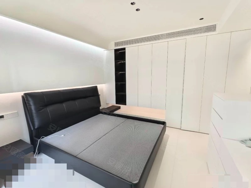 亏本出售，城南，蓝天花园。大平层，精装四房，全新装修，一梯一户，