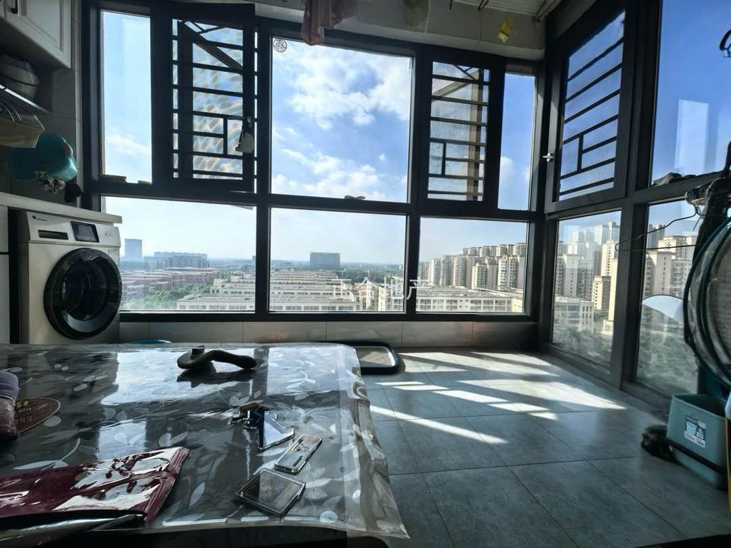 吾悦旁，电梯小高层，荣怀，精装三房二卫，证件满二。采光好，好楼层