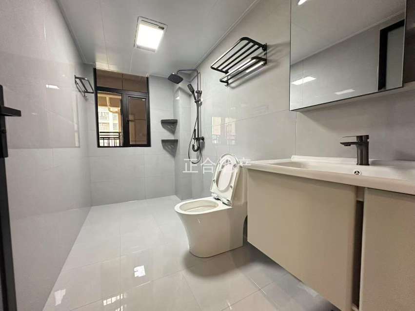 降价了，城南，御湖世家，全新精装三房，电梯好楼层、品牌家具家电齐全，证件满二