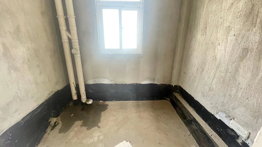 福星城.毛坯三房.还送超大阳台.看房方便