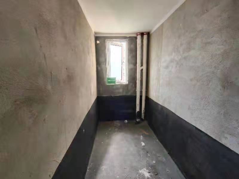 森林国际四房毛坯中间楼层湖景房！