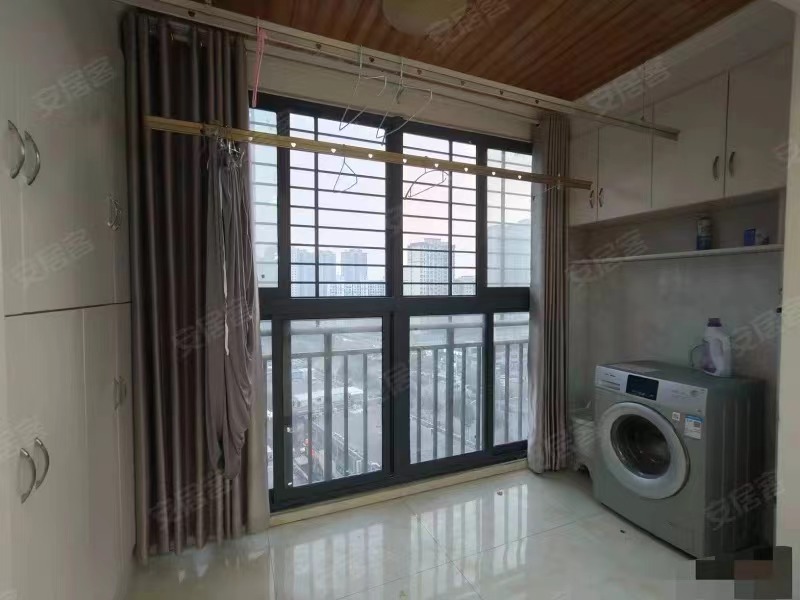 239，急售，城南新街，电梯15楼，好楼层，精装两房，老证，户型方正