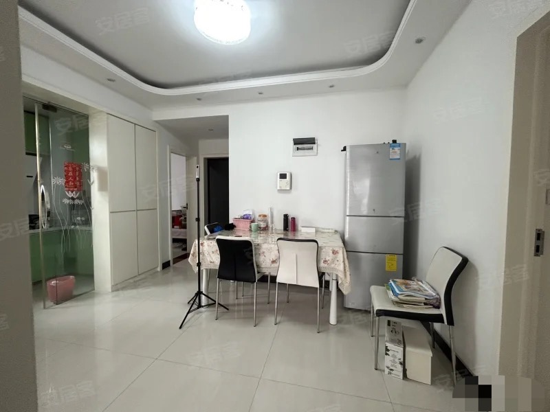 房东诚心急售，单价4800，精装小三房，看中可谈，好楼层