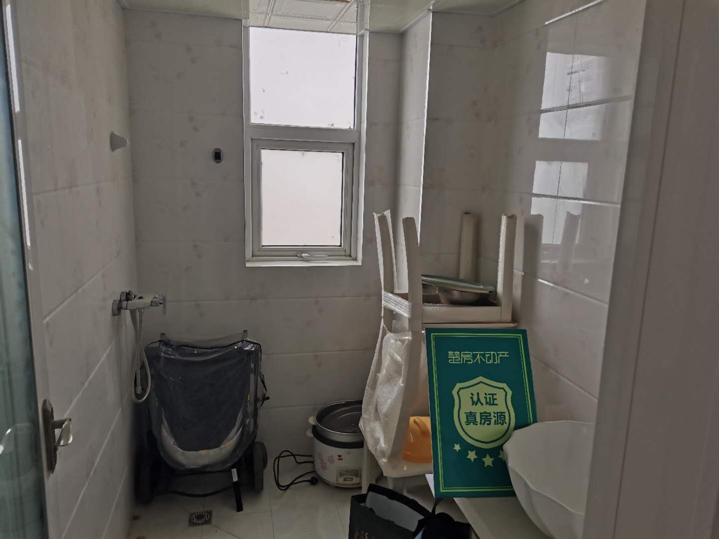 满庭春供暖精装大三房中高层户型方正，小区环境，优美采光充足