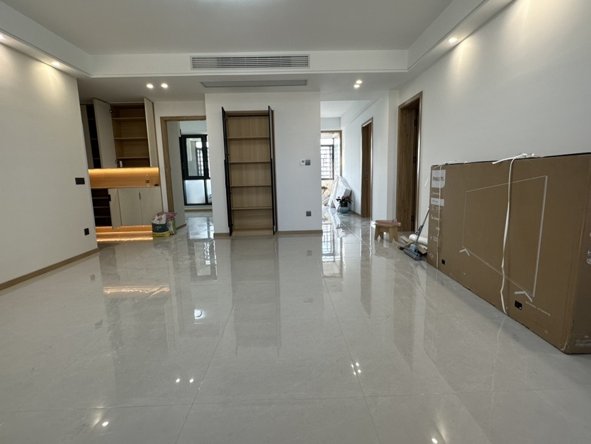 急卖，沔州晓学里，带电梯，单位宿舍楼，好停车，全新装修，顶楼上面还有一层斜坡屋顶