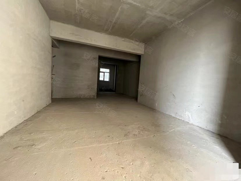 风和日丽，单价4800，毛坯急售，房子带一个入户花园，电梯好楼层，码上满二