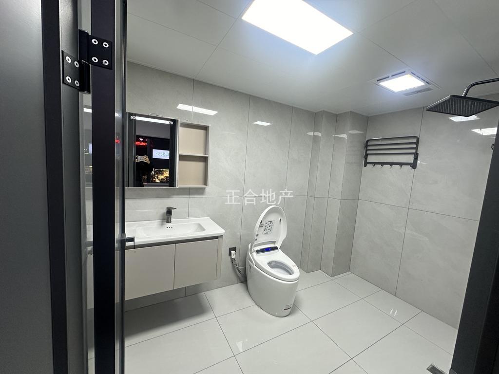 城西满庭春全新装修三房二卫单价5字头证满二