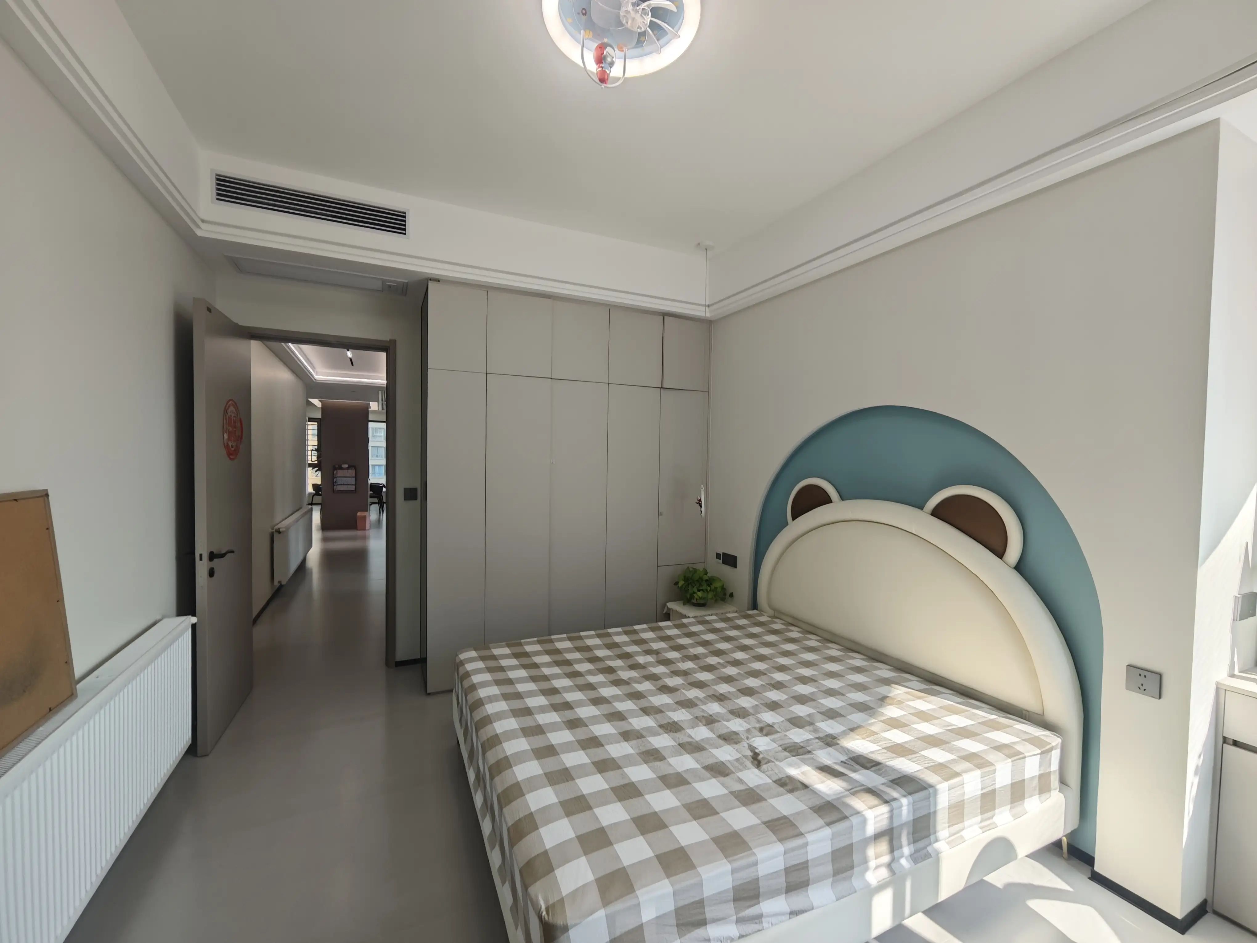 城南，一梯一户大平层，东边户，精装四房，成色新，好楼层，证满二