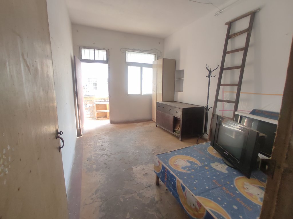 交通路老企管局宿舍.小区有出场好停车.三房房间蛮大.看房方便