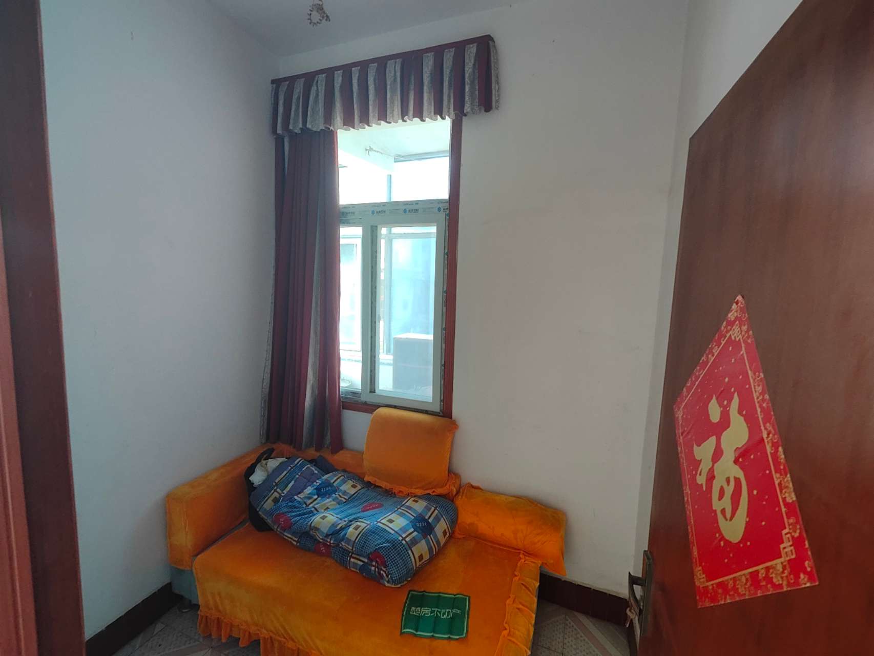 商城后面红旗电影院附近，步梯好楼层三个房间，便宜的吓人