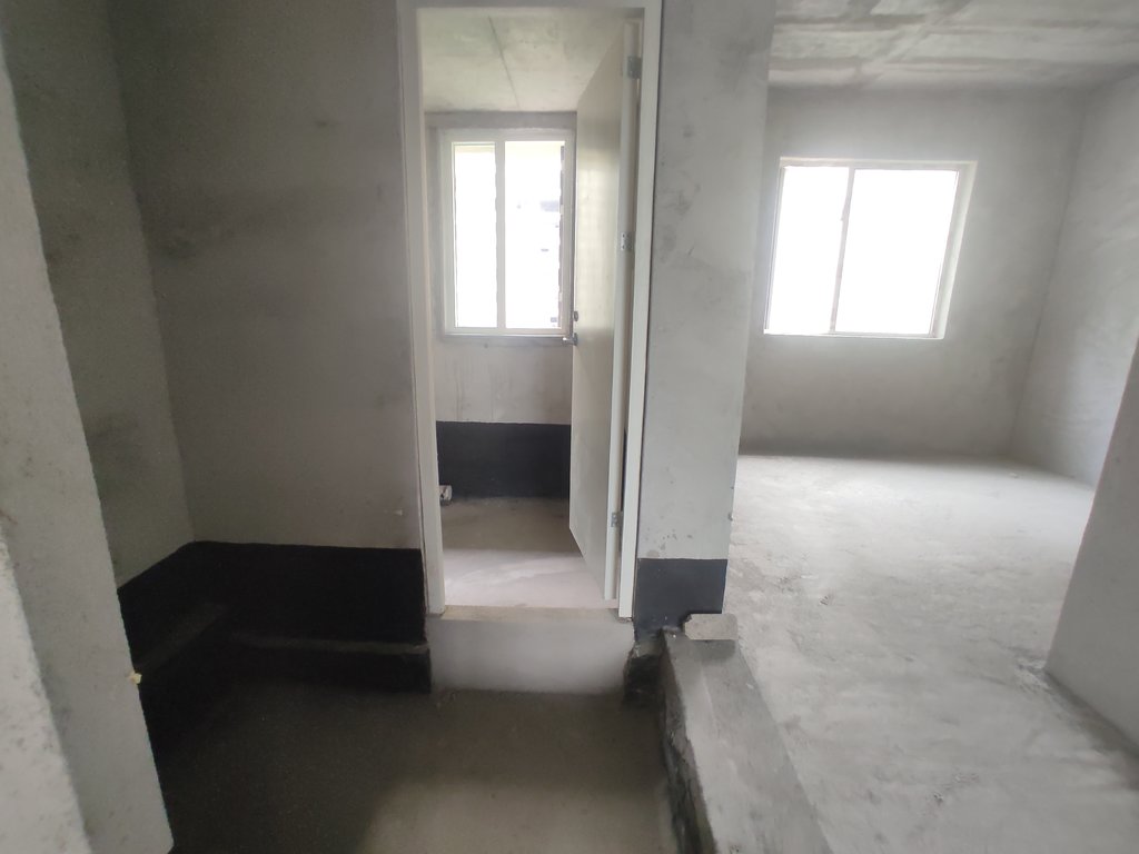 新城名都.城南人车分流的小区.毛坯大四房.南北通透超大阳台.看房方便