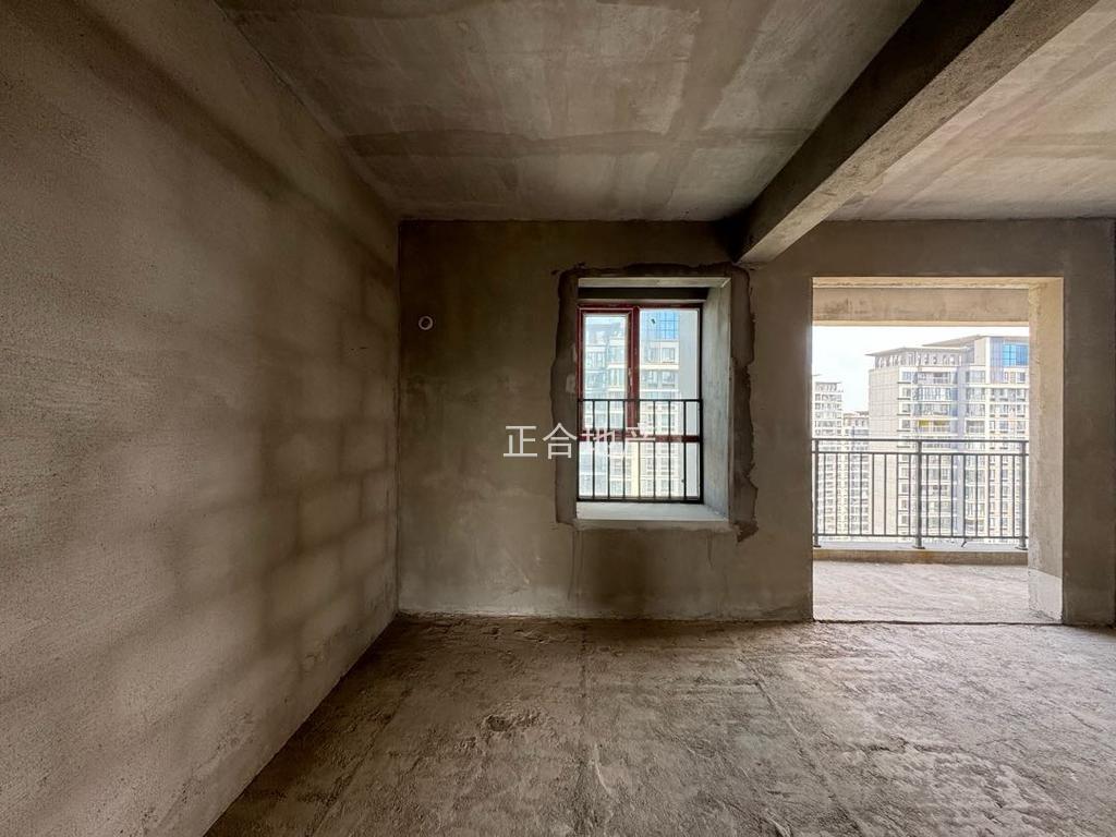 急卖，大捡漏❗️❗️三中门口的房子❗️❗️风和日丽，送车位现房交付，毛坯四房，好楼层，