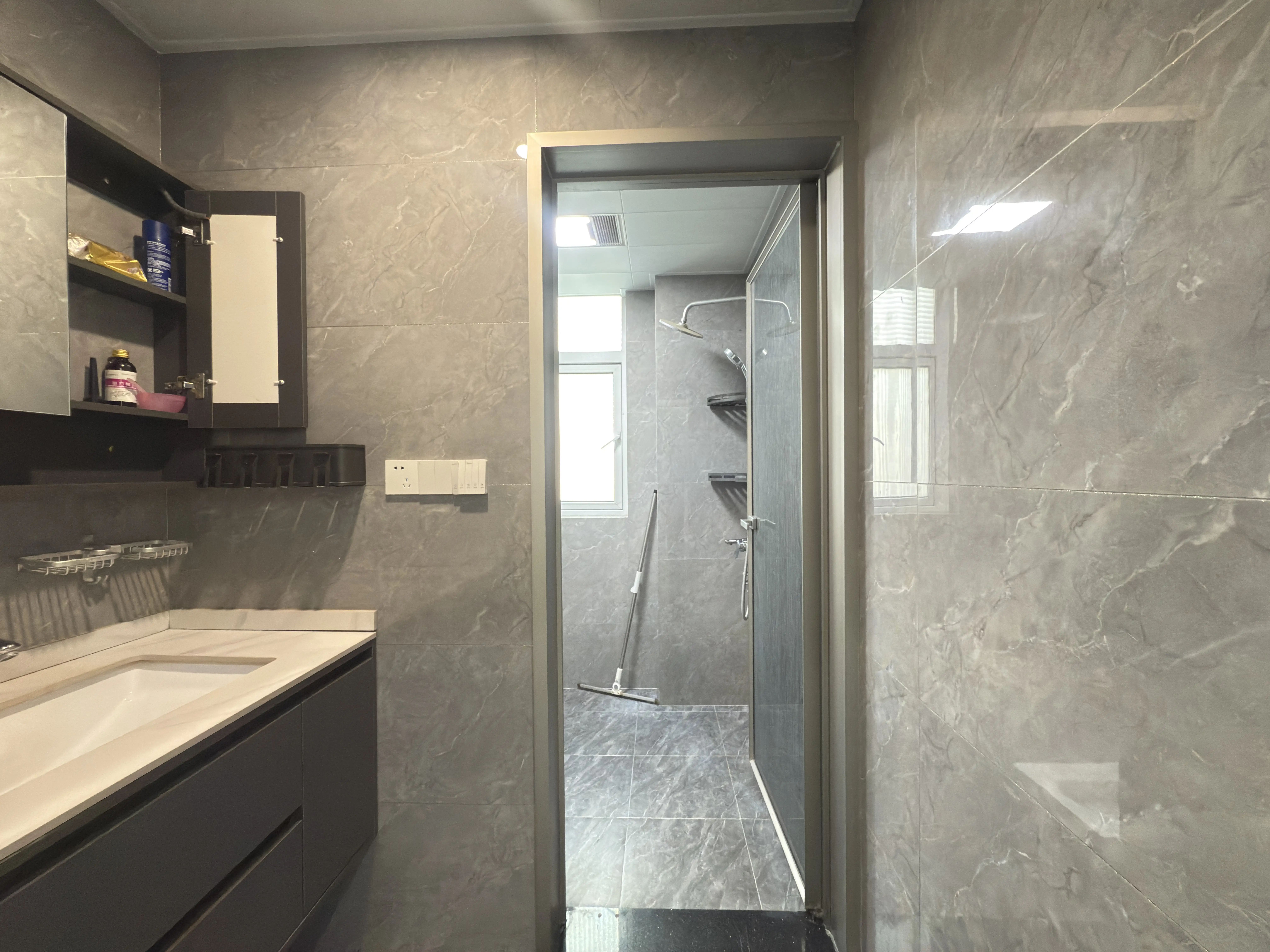 风和日丽，精装四房，全新装修，南北双阳台，单价5千多，证满二