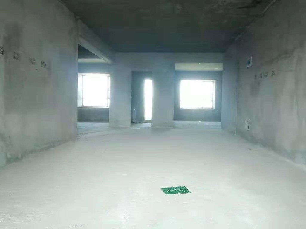 御湖世家.毛坯三房送车位.证件满二.看房方便