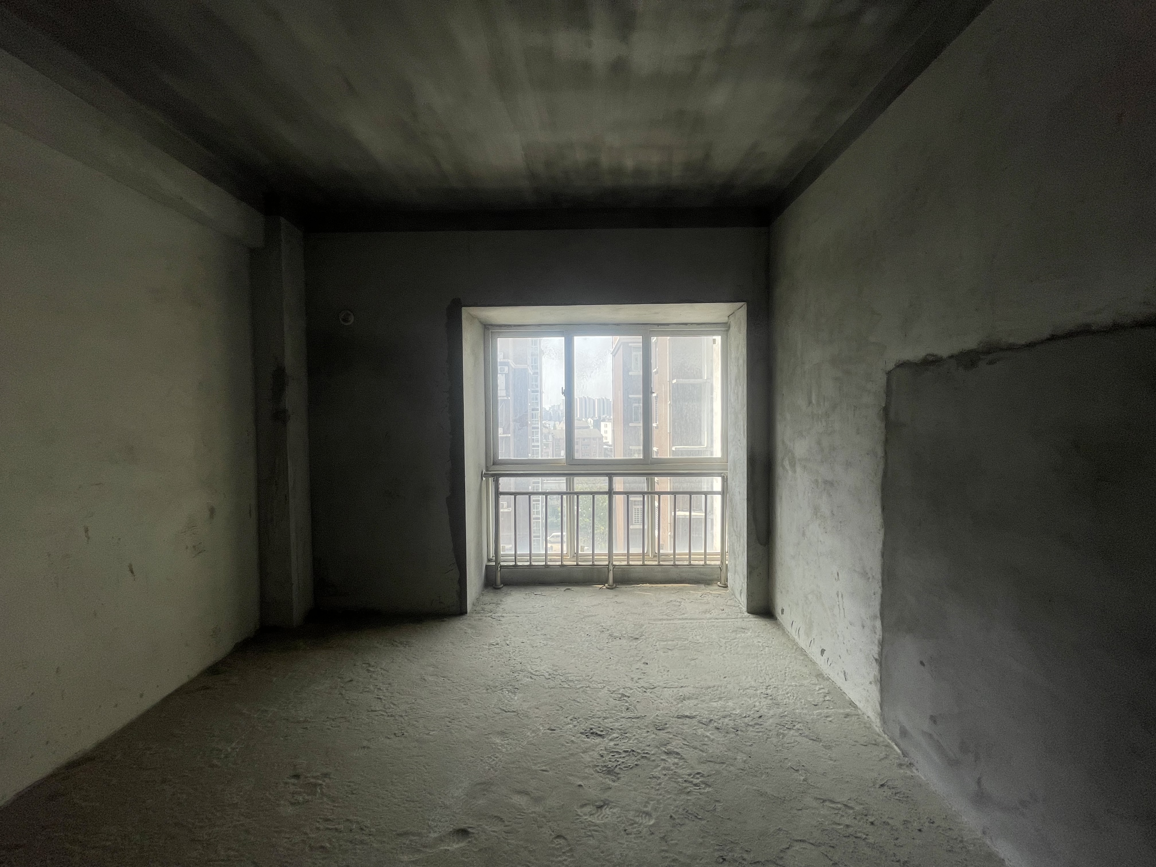 香岸华府，2梯2户电梯房，小区闹中取静，毛坯单价4500，看房方便