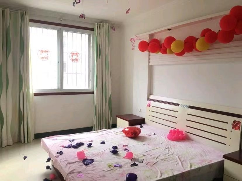 捡漏，新天地广场旁，步梯三楼，精装三房两卫，楼龄新，三十几万