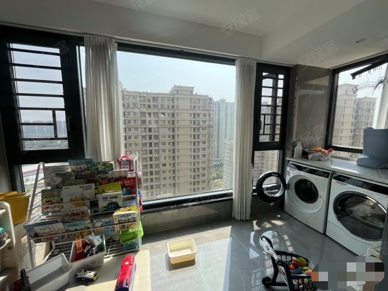 350，房东诚心出售，御台公馆，9.9成新，边户，好楼层20楼、品牌家具，急售