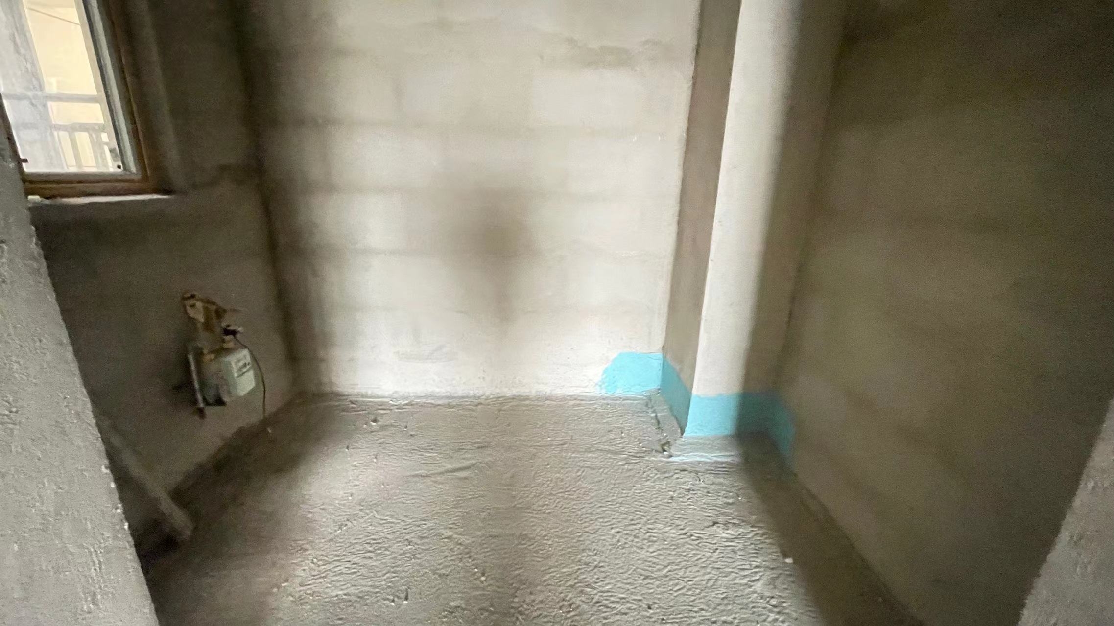 蓝天新城.毛坯小三房中间楼层.小区环境好.看房方便