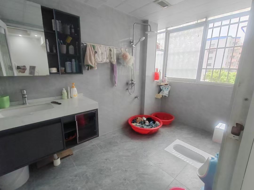 复州花园.精装三房.房子成色新.证件满二.看房方便