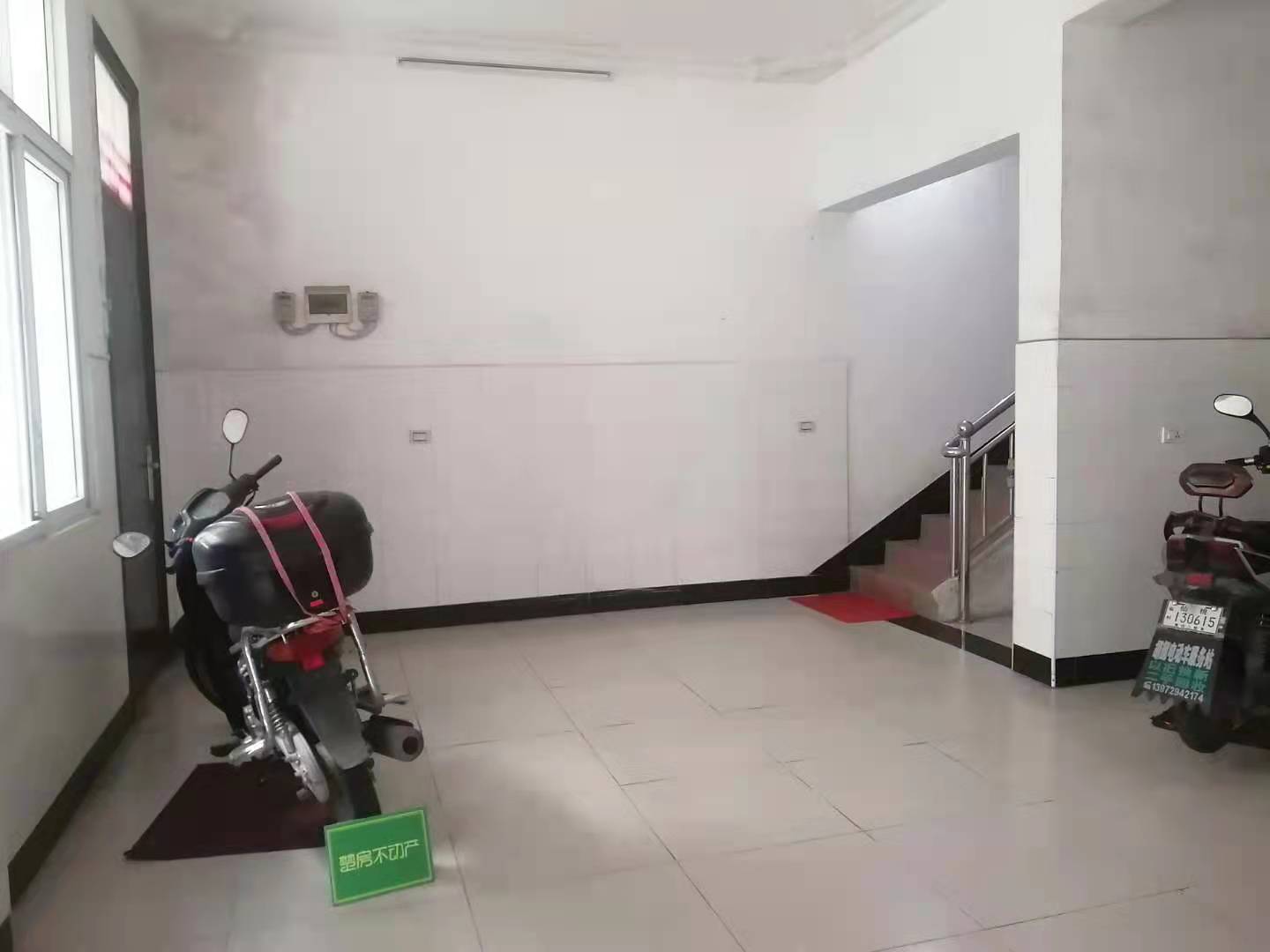 私房私房黄荆社区出场大门前路宽车出入方便证件齐全