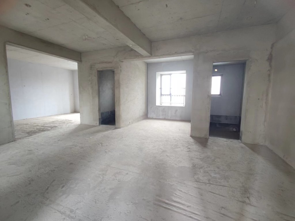 环球广场.毛坯三房.中间楼层.看房方便