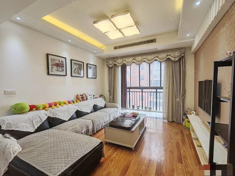 城南，新三中附近，精装三房 ， 全屋中央空调，南北通透，电梯小高层，证满二，成色新