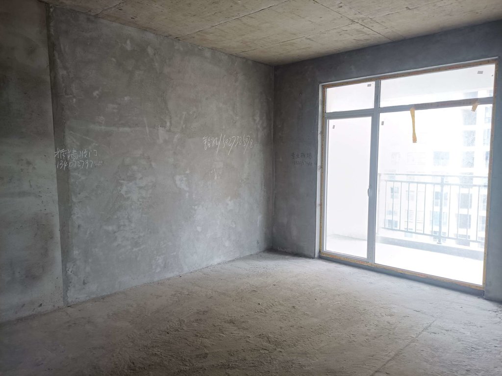 南城新区，蓝天新城毛坯大三房，南北双阳台，全人车分流，满二中间楼层