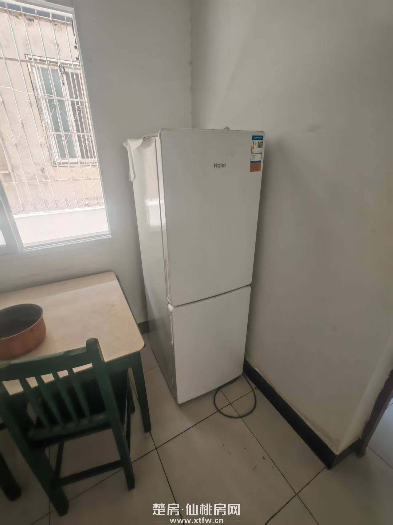 离仙桃中学和富迪三友生活广场50米，汉江学生公寓