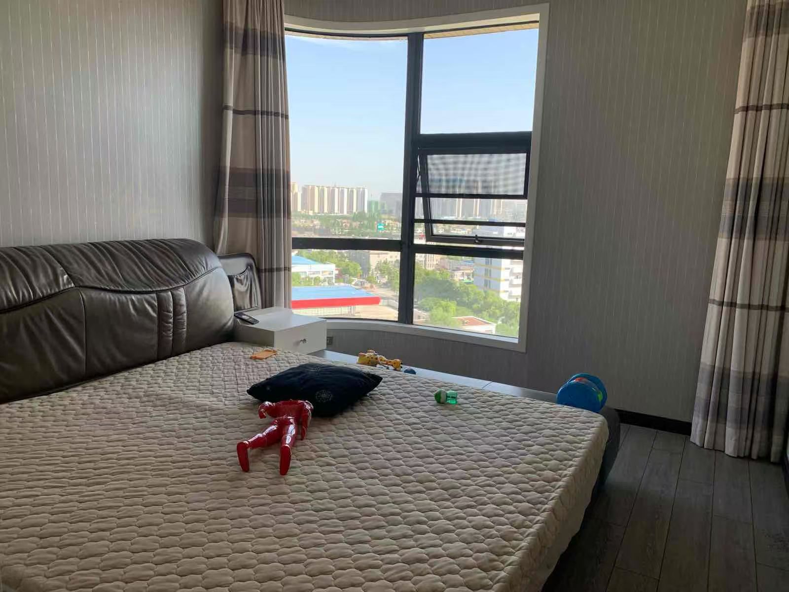 降价了，御台公馆，中间好楼层，成色新，诚心出售，精装两房