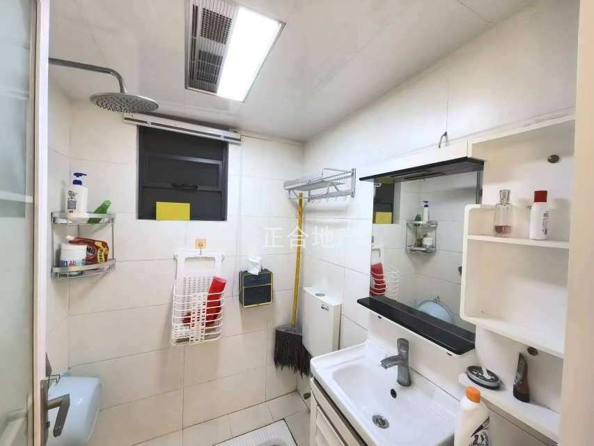 元泰清华园，出门就是新三中，精装三房，老证，保养成色9成新带院子，南北通透