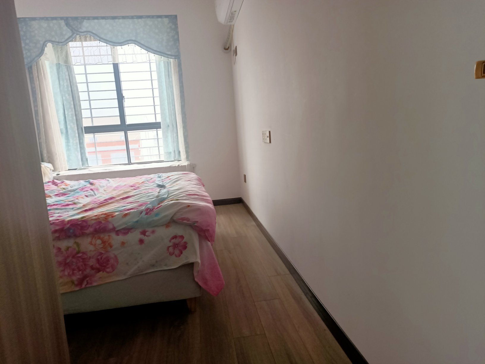 新八中附近逸景轩小区电梯好楼层南北通透128平三房两厅两卫