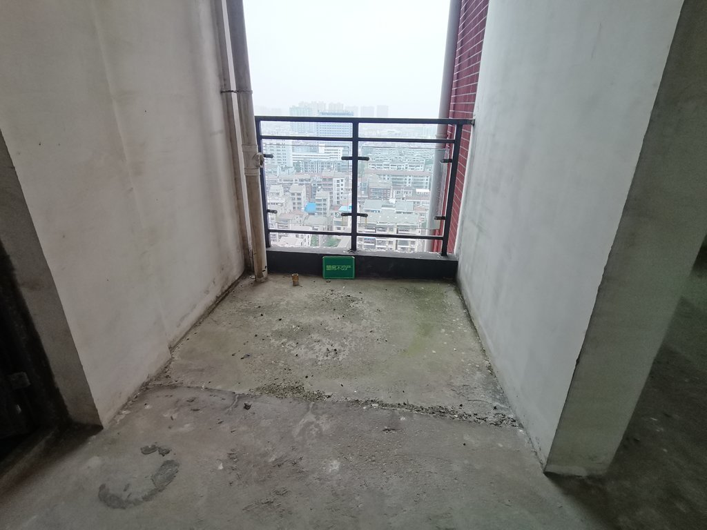 福星城，毛坯大三房，中高好楼层，城南好地段，单价5000！