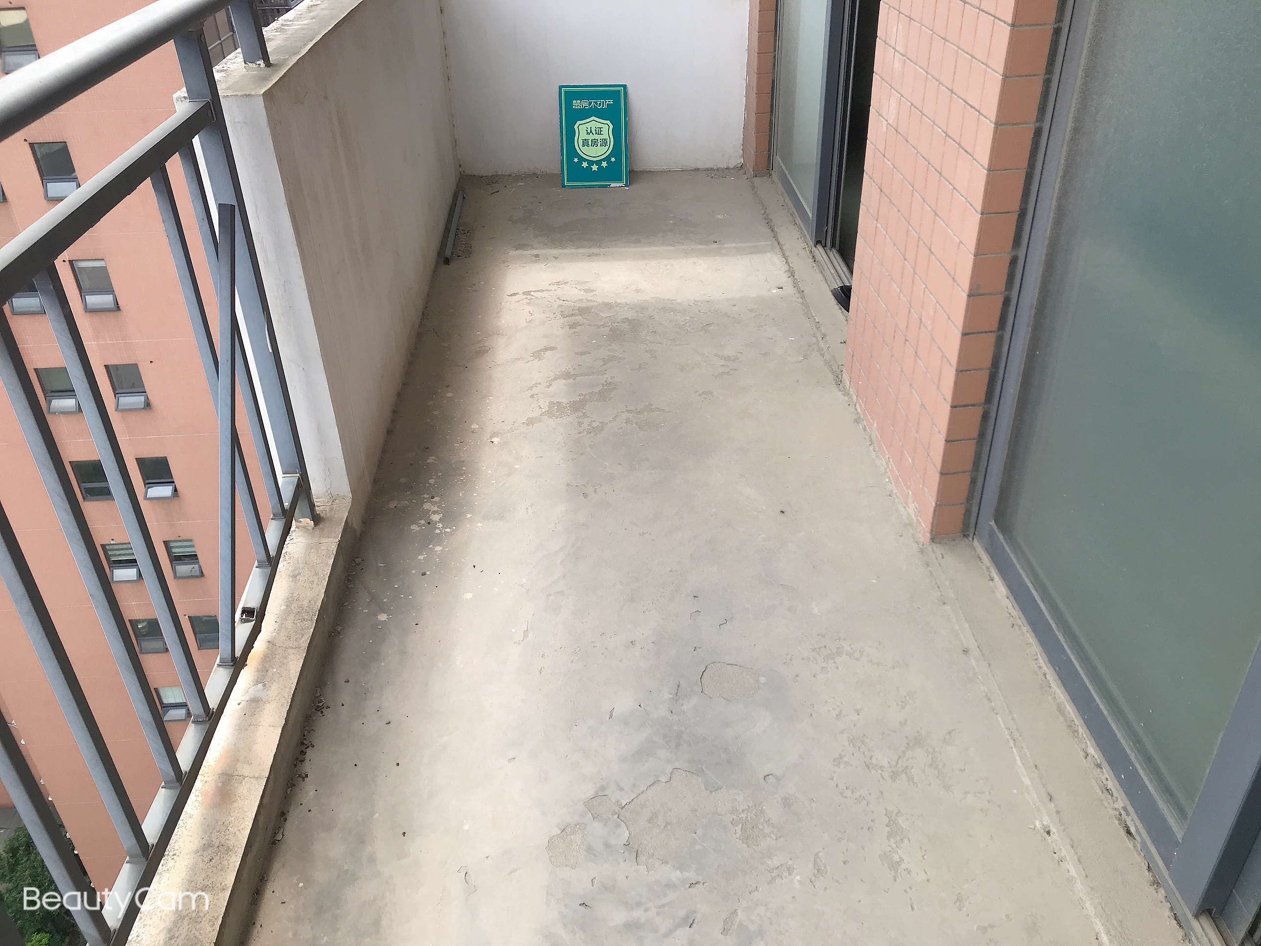 金域城邦 毛坯小三房 中高楼层 诚心出售 证在手 满二