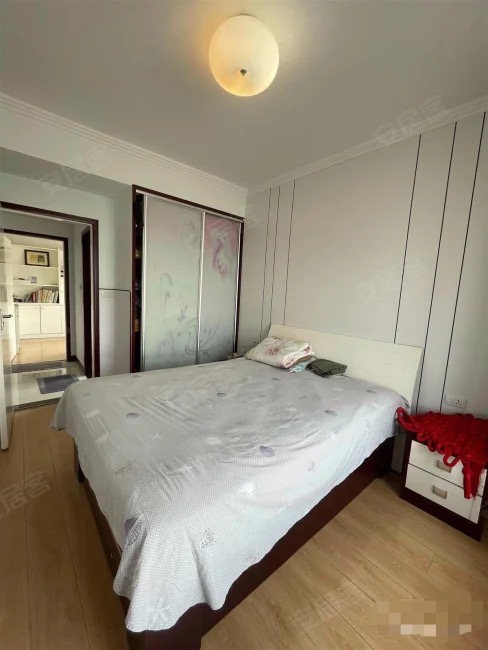 356，金色港湾，电梯小高层，单价3100，精装三房。诚心出售，南北通透