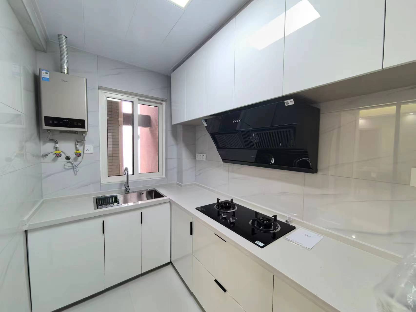 急售，房东降价了，一中对面，精装两房，成色很新，中间好楼层，证满二