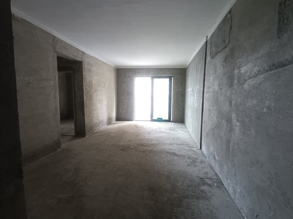 交投满庭春.毛坯三房两卫.小区环境好.看房方便