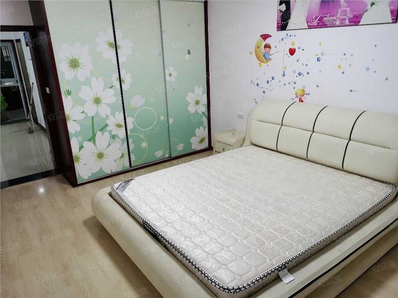 宏大小区，步梯中层，精装三房，方便停车，低 付可按揭