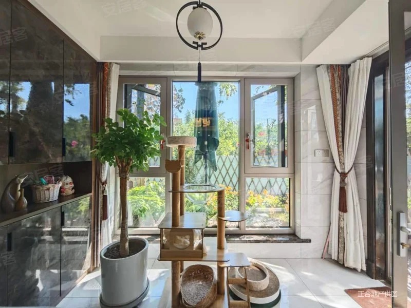 房东诚心出售，绿地香格里拉，一二楼复式​带花园洋房，有车位，