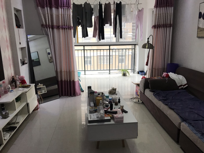 中央华府精装电梯小高层，三室两厅两卫，证满二，家电齐全