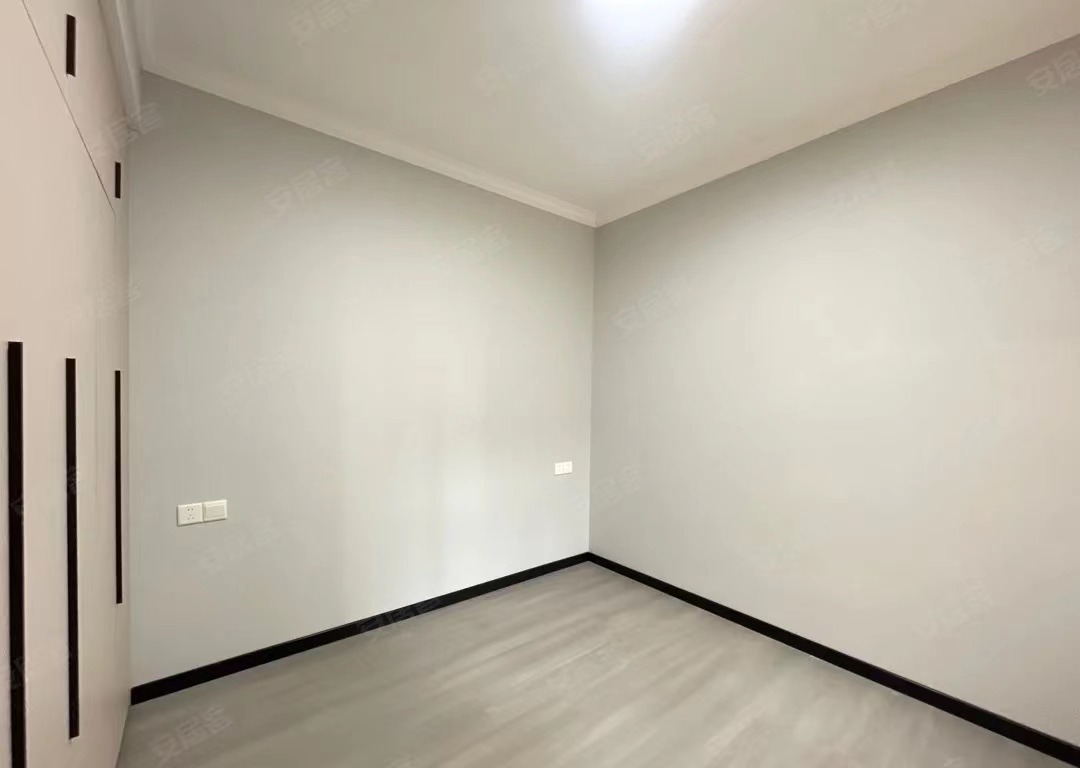 75，降价了，电梯小高层，全新精装3房，前后无遮挡，采光视野好，婚房必选！