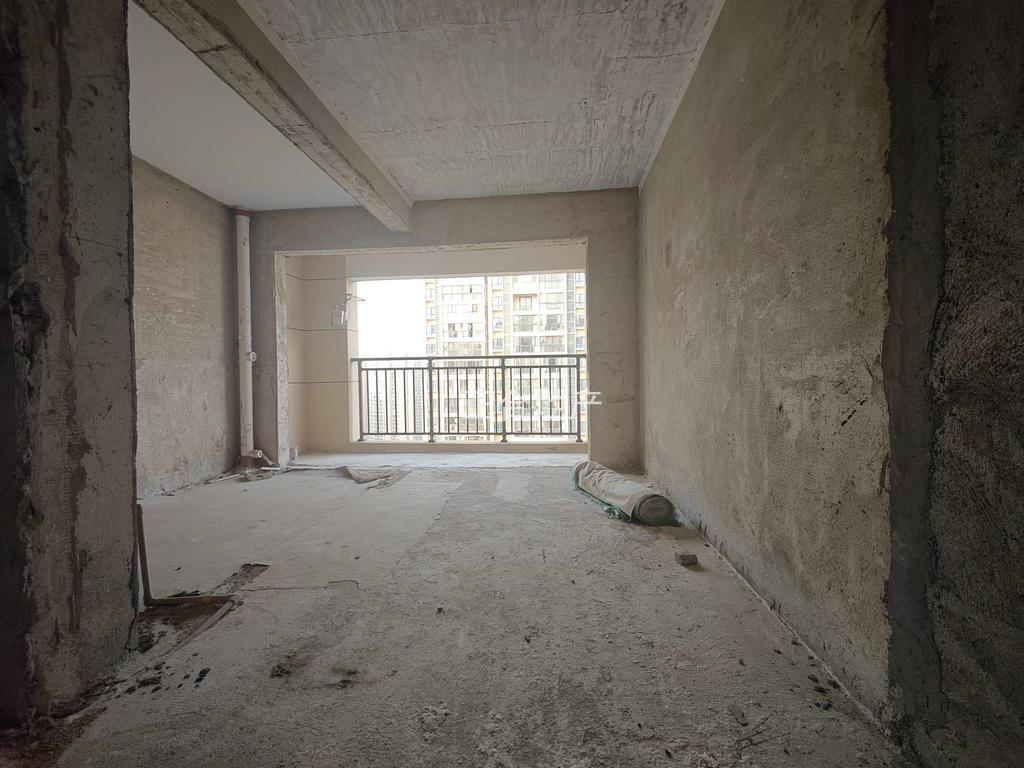 翡冷翠，毛坯三房，电梯好楼层26楼，单价6100，满二，边户，南北双阳台，