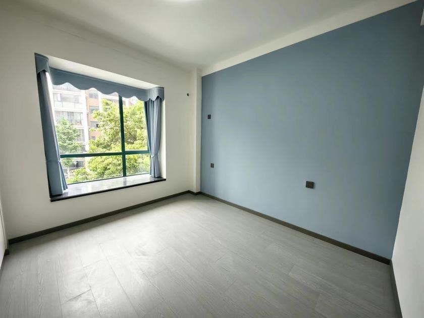 房东亏本出售，城南电梯小高层，总高8楼，中间好楼层，精装三房