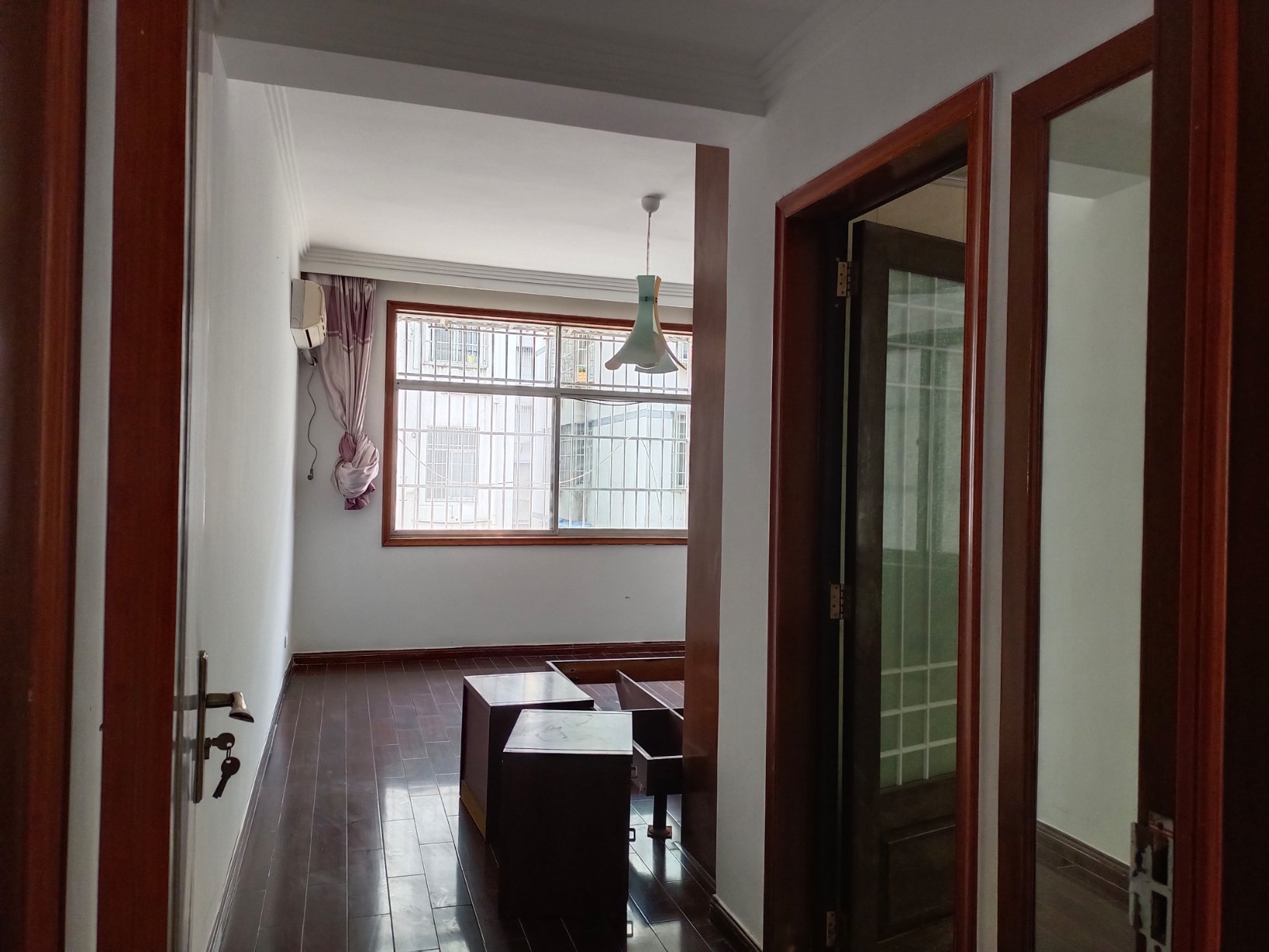 对面是富迪，好楼层，南北通透， 是送地下车库， 售70万元