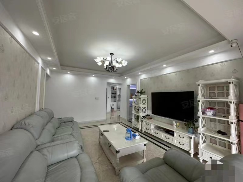 急售，元泰未来城B区，精装三房，​全屋地暖，单价6千多，下楼就是三中