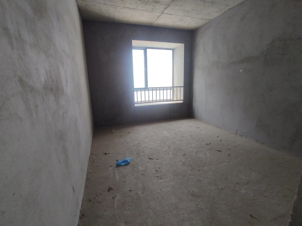 康湾一品毛坯大三房..证件满二.中间楼层.看房方便